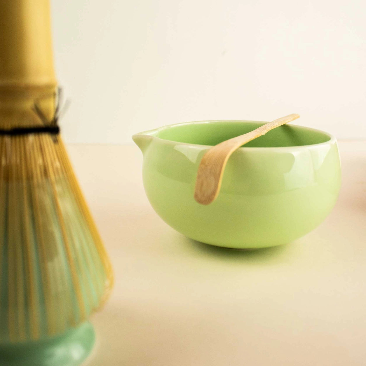 Geschenkbox Matcha Set mit Bambuslöffel, Bambusbesen und 400-ml-Keramikschale