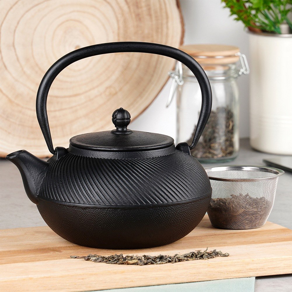 Gusseisenkessel mit einem Edelstahl -Infuser